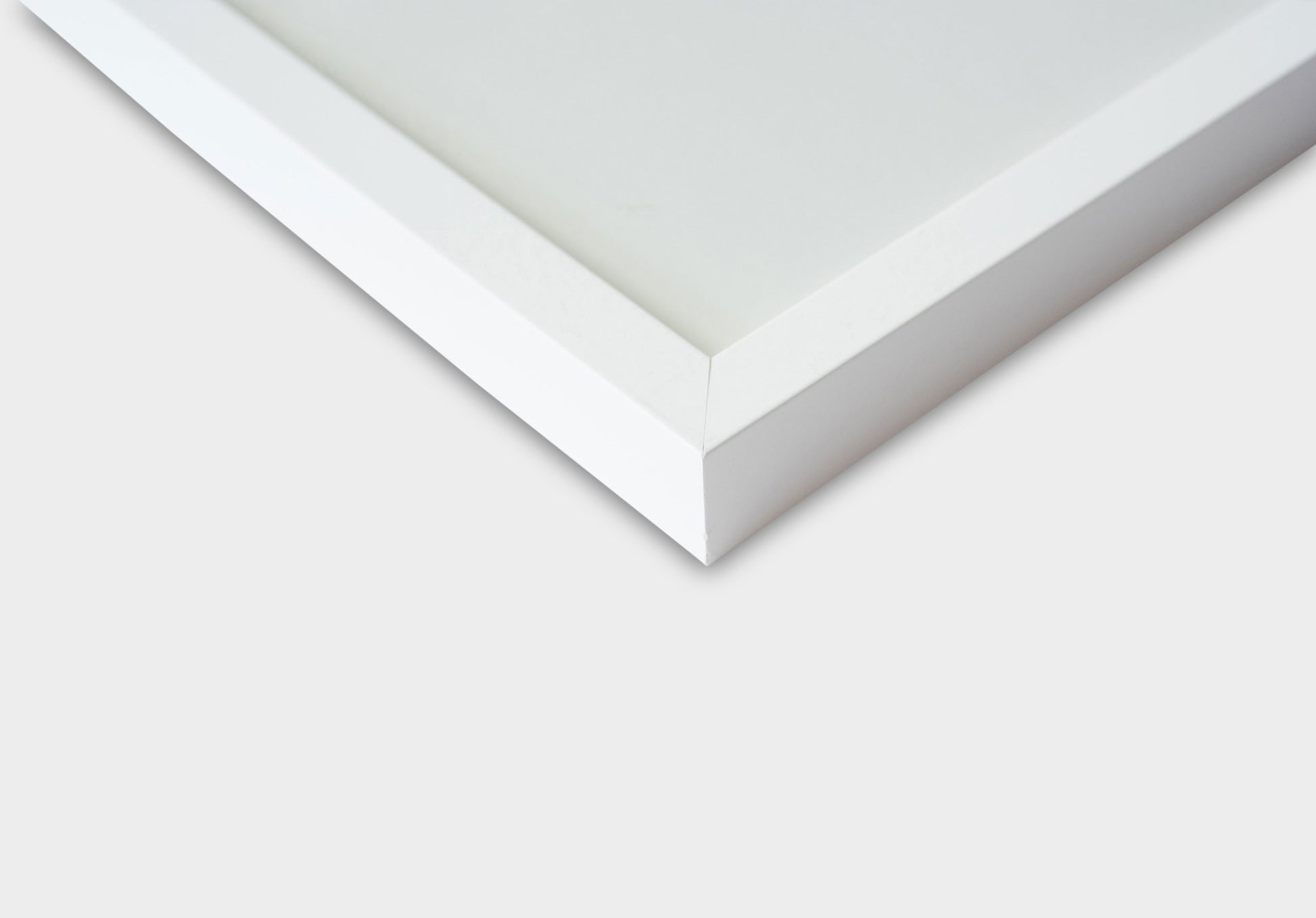 Quadrum matt white frame corner detail